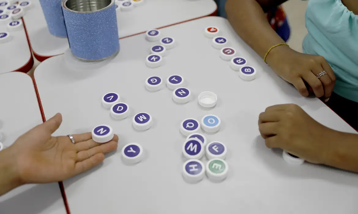 Brasil supera meta e alcança 66% de crianças alfabetizadas na idade certa