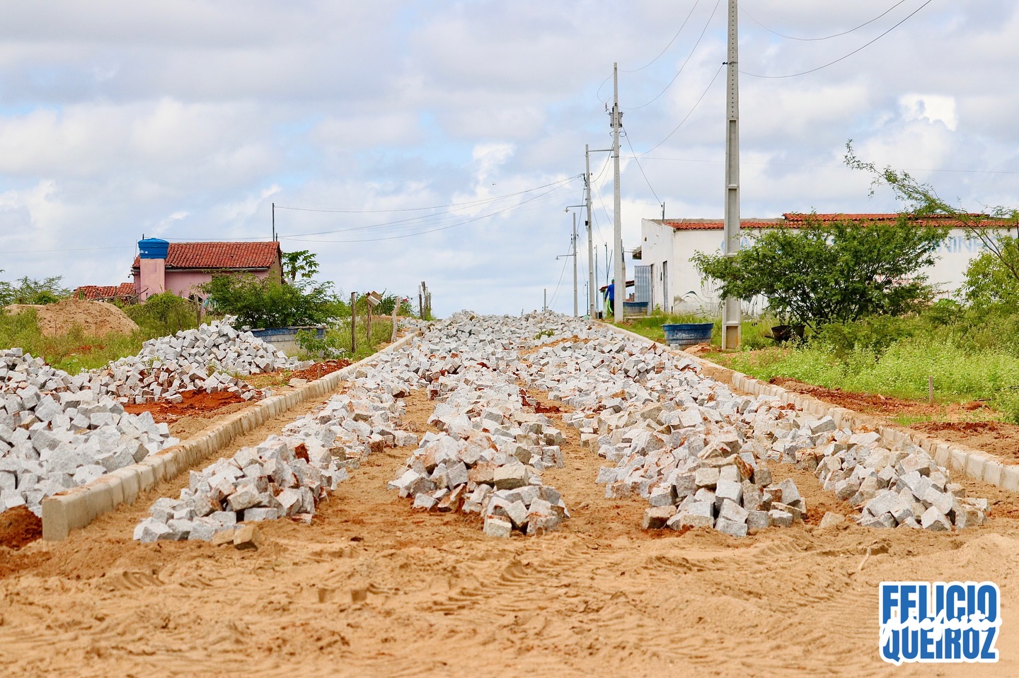 Prefeito Felício Queiroz comemora pavimentação em sítio Retiro, na zona rural de São José dos Cordeiros