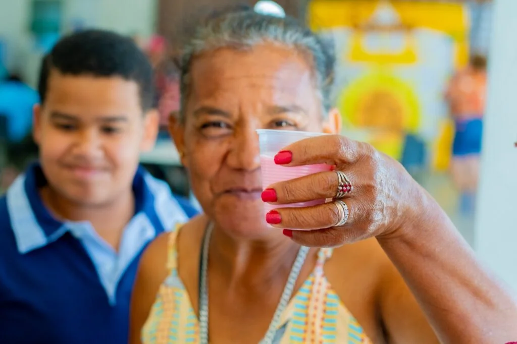 Prefeitura de Prata realiza entrega de iogurte de leite de cabra para famílias em situação de vulnerabilidade