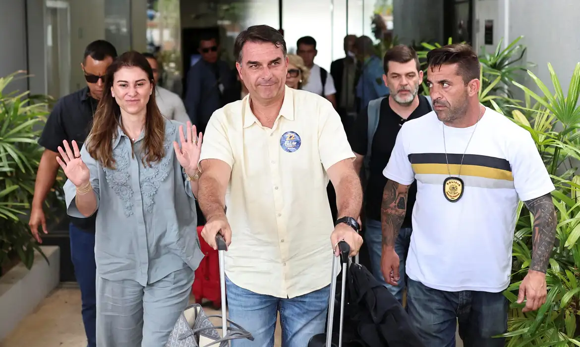 Após derrota eleitoral, Flávio Bolsonaro embarca em voo para os EUA